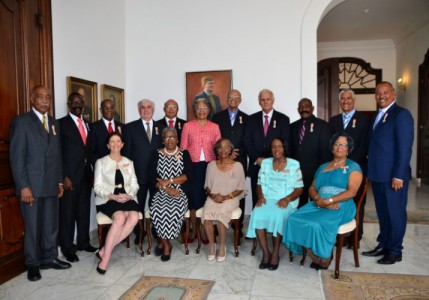 Vijf vrouwen en tien mannen kregen op Curaçao de koninklijke onderscheiding opgespeld