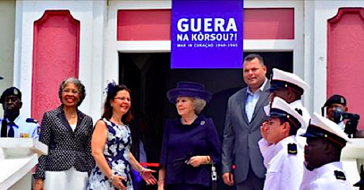Prinses Beatrix opent expositie Guera na Kòrsou | Foto Persbureau Curacao