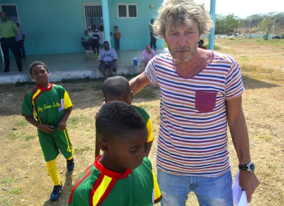 CSA-directeur Hans van Elden begeleidt voetbaltalentjes naar het veld | Foto: Dick Drayer