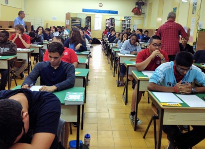 Leerlingen concentreren zich op het examen bij Colegio Arubano | foto: Jackeliene Geeve