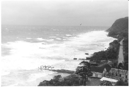 De woest kolkende en schuimende zee op 2 jan 1955… Saba, normaal op de achtergrond zichtbaar, wordt door het grauwe en onheilspellende zwerk aan het oog onttrokken….