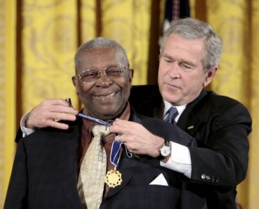 King ontving in 2006 een Medal of Freedom van toenmalig president George Bush. | Foto: Reuters
