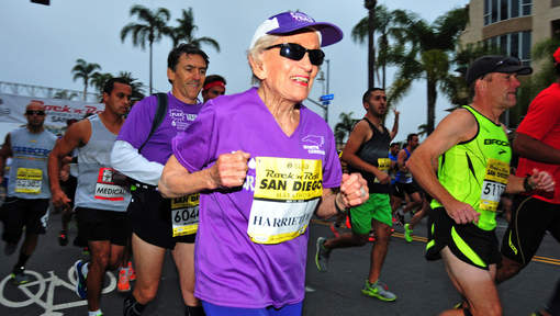 Ex-kankerpatiënt (92) loopt marathon uit | © ap.