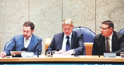 Gevolmachtigde minister van Aruba Alfonso Boekhoudt naast de staatssecretarissen Van Rijn en Dijkhof bij het debat van gisteravond in de Tweede Kamer over een rijkswet waaraan door Arubaanse Statenleden werd deelgenomen. | FOTO NICO VAN DER VEN