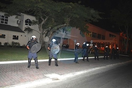 Rellen bij parlementsgebouw Aruba