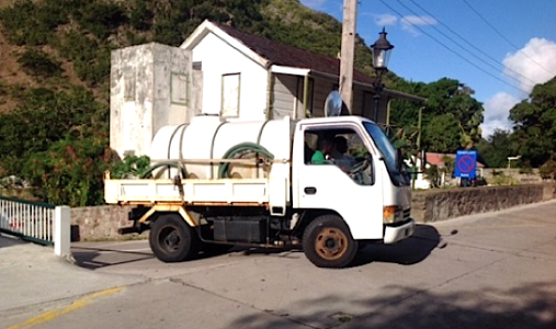 Een vrachtwagen brengt drinkwater rond op Saba  | Hazel Durand