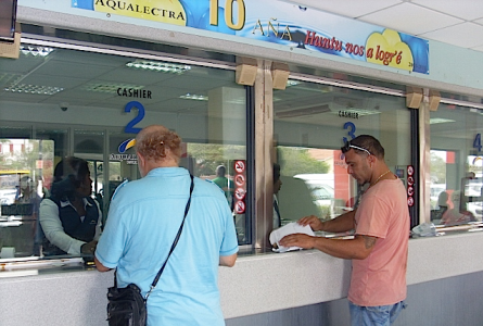 Klanten stuiten op moeilijkheden bij het betalen van rekeningen bij Aqualectra | foto: José Manuel Dias