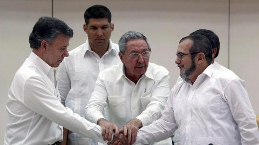 Een belangrijke handdruk tussen de Colombiaanse president Santos (links) en FARC-rebellenleider Timoleon Jimenez (rechts), alias Timosjenko, onder toeziend oog van de Cubaanse president Raul Castro (midden). | Foto © EPA
