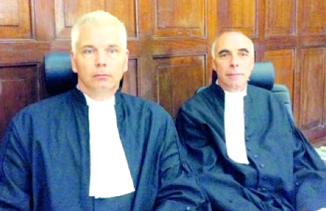 Officieren van Justitie Mul (l) en Van der Werf zijn speciaal voor de zaak Bientu uit Nederland gekomen