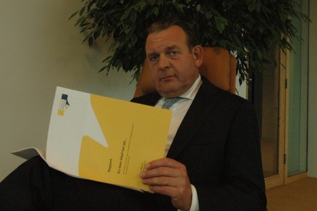 Ombudsman Reinier van Zutphen met het rapport over het Openbaar Lichaam Bonaire | Foto: Pieter Hofmann