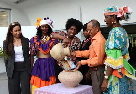 Doop boek 'Een blik op Curaçao cultureel erfgoed, Kas di Kunuku’