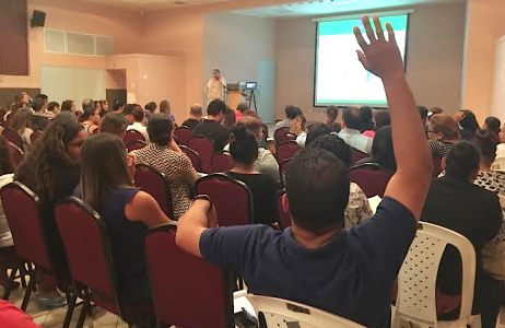 Veel Arubaanse ex-studenten hadden vragen tijdens de bijeenkomst met DUO | foto: Ariën Rasmijn