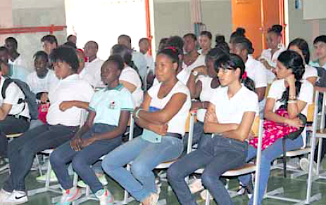 Leerlingen luisteren naar een presentatie over hoe om te gaan met pesten. | Edsel Sambo