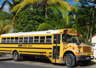 Sint Maarten controleert schoolbussen