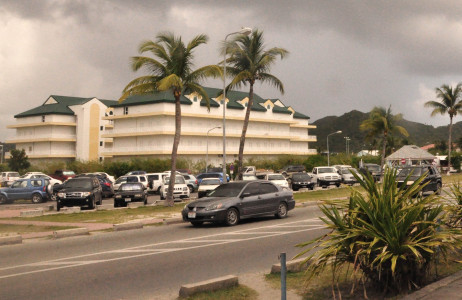 Sint Maarten ruimt autowrakken op