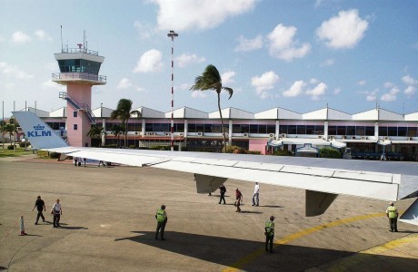 De luchthaven van Bonaire, die op kosten van de Nederlandse staat is verbouwd en uitgebreid om langeafstandsvluchten van KLM te kunnen herbergen.