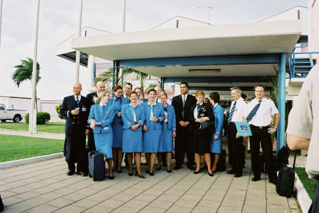 Ramonsito Booi (rechts) met de crew van de eerste KLM-vlucht op Bonaire na de verbouwing van het vliegveld in 2002