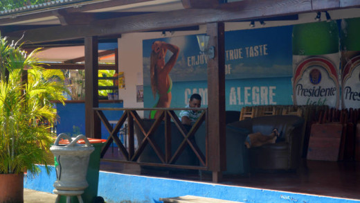 De bar en het theater van het resort | Foto Persbureau Curacao