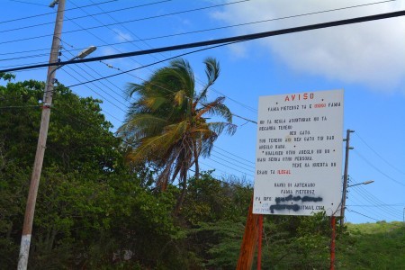 Waarschuwingsbord neergezet door familie Pietersz in de wijk Gato |  Foto Persbureau Curacao