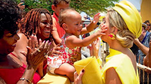 Koningin Máxima wordt op Bonaire enthousiast onthaald tijdens het bezoek dat zij en Willem-Alexander dit jaar brachten. 