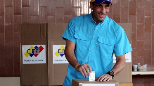      Oppositieleider Henrique Capriles brengt zijn stem uit. © REUTERS 