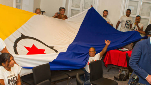 De nee-stemmers vieren de overwinning met de Bonairiaanse vlag | Foto Stephan Kogelman
