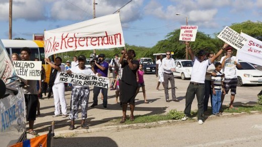      Demonstranten tijdens het bezoek van koning Willem-Alexander en koningin Maxima aan Bonaire. De betogers wilden een referendum. © ANP 