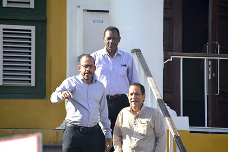 De drie aangeklaagde advocaten voor het gerechtsgebouw in Willemstad | Foto: Persbureau Curacao