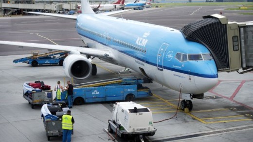  Ta trata di un grupo ku tabata okupá nan mes ku transporte di droga pa Ulanda via di kònteiner di maleta di KLM.