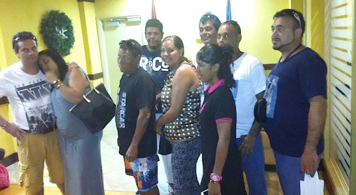 Intussen zijn de negen bemanningsleden van La Rumbera op de luchthaven van Aruba aangekomen | foto: Hilario Doncker