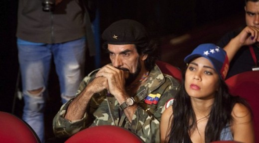 Teleurstelling bij aanhangers van de Venezolaanse regeringspartij na de grote verkiezingsnederlaag (EPA)