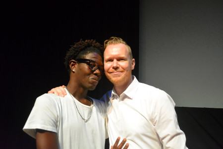 Quensley Raphael (l) en regisseur Sebastian Kes bij de première | Foto: Persbureau Curacao