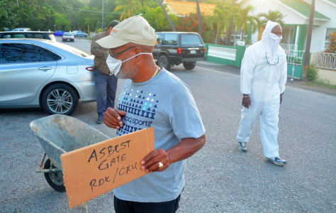 Eugene Angelica demonstreert tegen 'Asbest Gate' | Foto: Perbureau Curacao