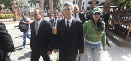 The new president of the Venezuelan parliament, deputy Henry Ramos Allup (C) arrives at the parliament  | AFP PHOTO/JUAN BARRETO