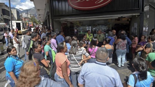 Bewoners van Caracas wachten tot ze een supermarkt in mogen AFP 