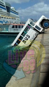 Toeristenbus Bonaire glijdt in zee 