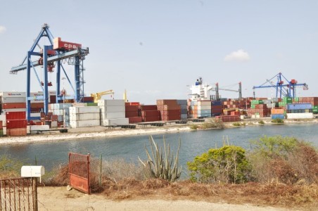  Curaçao Ports Authority stelt regering-Whiteman deadline zaterdag, maart 05, 2016    No comments CPA wil per 18 maart zelf nieuwe kranen kopen en kades herstellen