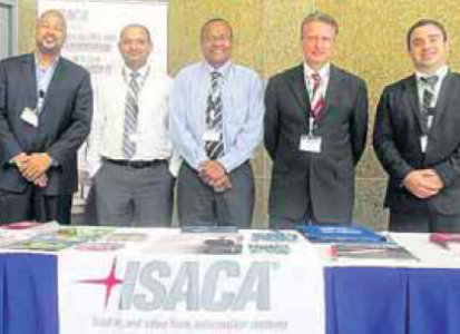 Het bestuur van Isaca Curaçao, vlnr.: Donald van Putten, Rajeev Devasia, Marco la Cruz, Cai Walters en Terren Chong.