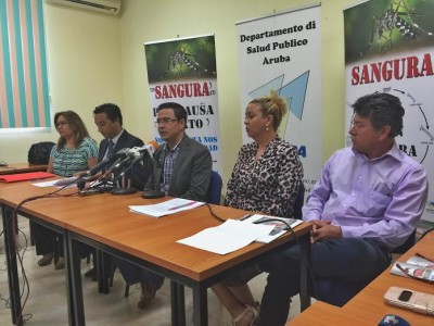Minister Alex Schwengle van Volksgezondheid tijdens de persconferentie vanochtend waarin de eerste vier gevallen van zika werden aangekondigd | foto: Ariën Rasmijn