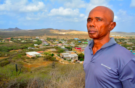 Norwin Ferero op Seru Gato, met uitzicht op plantage Malpais | Foto Persbureau Curacao