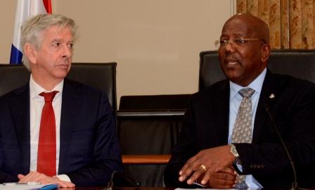 Minister Ronald Plasterk (links) met minister-president William Marlin - foto: Today / Leo Brown