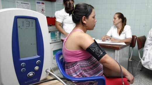 Een zwangere vrouw laat zich op Zika checken in een Colombiaans Ziekenhuis | Reuters