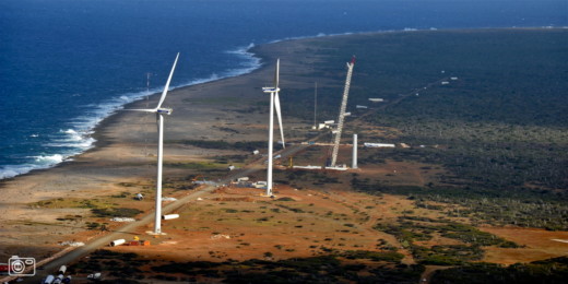 de vijf nieuwe windmolens op Tera Kòrá.