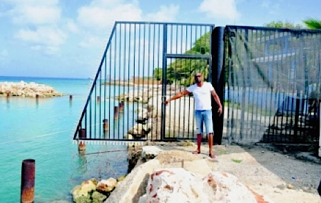 Het ‘publieke strand’ is van een hek voorzien en volgens de bewoners is er ook gedempt | Foto Amigoe