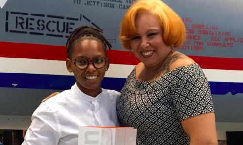 Chery-Anne Bernadina poseert met diploma en trotse moeder | Persbureau Curacao