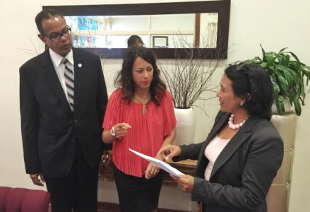 Desiree Da Sousa-Croes (rechts) dient het amendement in bij Statenvoorzitter Marisol Lopez-Tromp en de griffier van d Staten van Aruba | Foto: Ariën Rasmijn