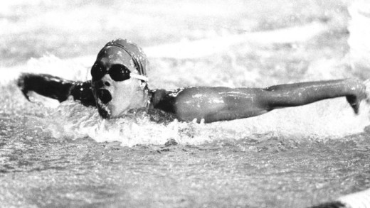  Enith Brigitha zwemt de 100 m vlinderslag van de Nederlandse zwemkampioenschappen in 1977 