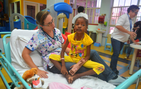 Kinderarts in opleiding Karolien van der Maele ontfermt zich in de 'Family Room' over een patiëntje | Foto Persbureau Curacao