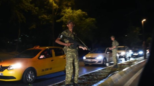 Militairen op straat in Istanbul