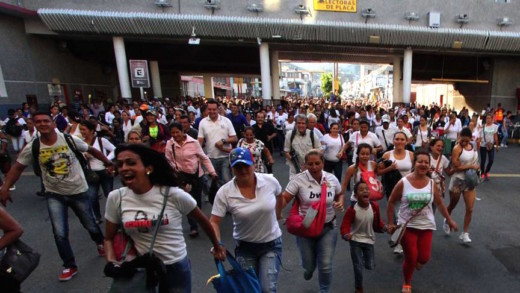  Duizenden Venezolanen rennen de grens met Colombia over om inkopen te doen 